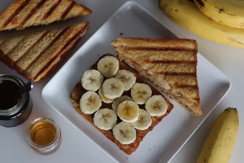 Сладкий тост с творожным сыром, медом и жареным бананом, Завтрак, Рецепт, Тост, Банан, Мед, Творожный сыр