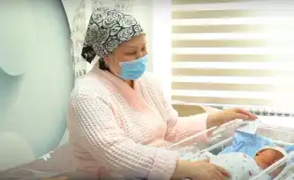 41-летняя шымкентка родила сына-богатыря весом 6,7 кг естественным путем