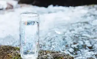 Польза утреннего стакана воды: как простая привычка влияет на здоровье общества