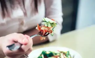 Диетологи раскрыли оптимальное время для ужина для здоровья и хорошего самочувствия