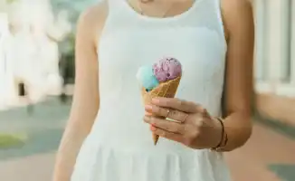 Диетологи раскрыли: мороженое полезнее многих сладостей!