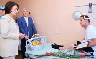 Министр здравоохранения посетила пострадавших врачей после нападения в Караганде