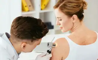Британские учёные начали испытания первой мРНК-вакцины от меланомы