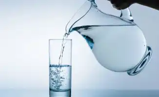 Вода перед сном: полезный ритуал или лишний шаг? Мнения со всего мира