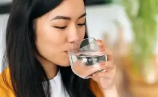 Теплая вода по утрам: простой ритуал для улучшения здоровья и самочувствия