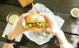 Напиток, снижающий вред фастфуда, вызывает споры у диетологов.