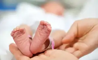 В Караганде женщина родила на автобусной остановке: спасение для матери и ребенка