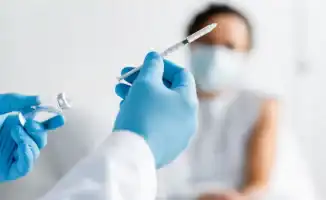 США снизили возраст вакцинации против пневмонии с 65 до 50 лет: новая рекомендация CDC