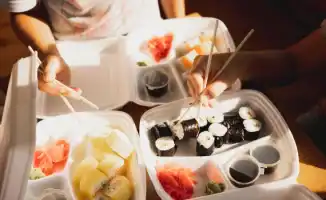 В Актобе восемь человек, включая двоих детей, отравились суши