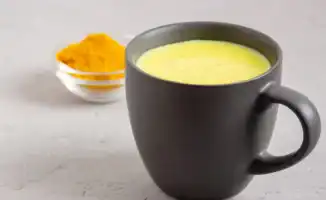 Молоко с куркумой и кардамоном: защита от рака и бессонницы по совету врача