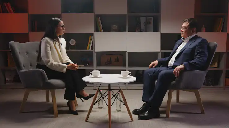 Айдын Кульсеитов во время записи интервью с журналистом Рабигой Дюсенгуловой. Фото: ©️ Tengrinews.kz