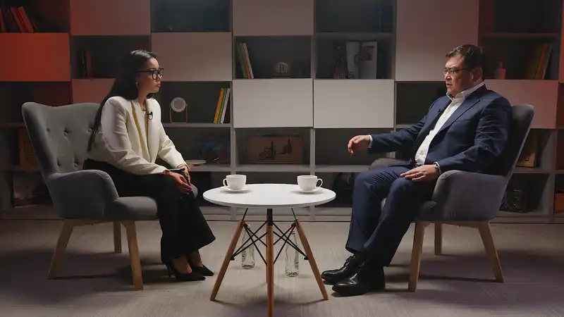 Айдын Кульсеитов во время записи интервью с журналистом Рабигой Дюсенгуловой. Фото: ©️ Tengrinews.kz