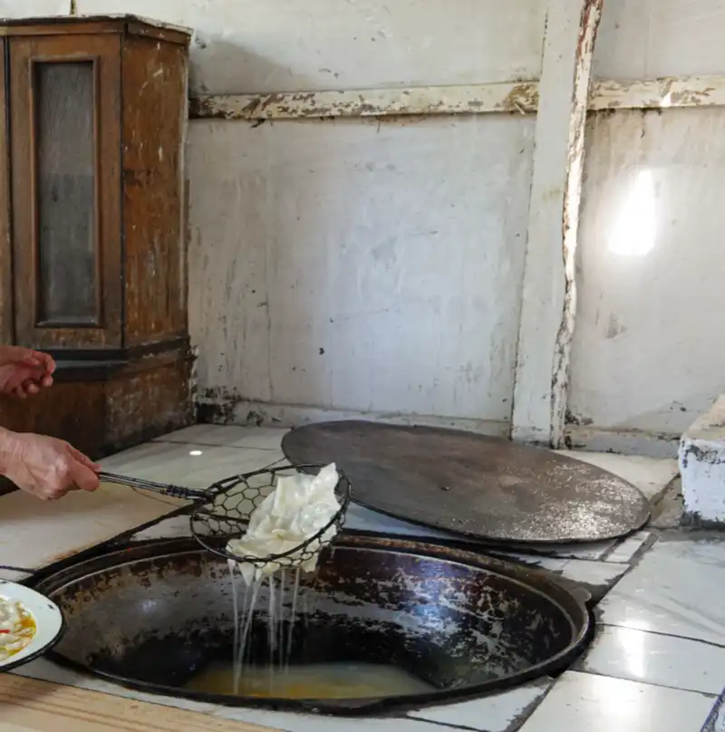 Женщина варит тесто