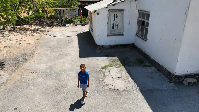 Мальчик, мавзолей