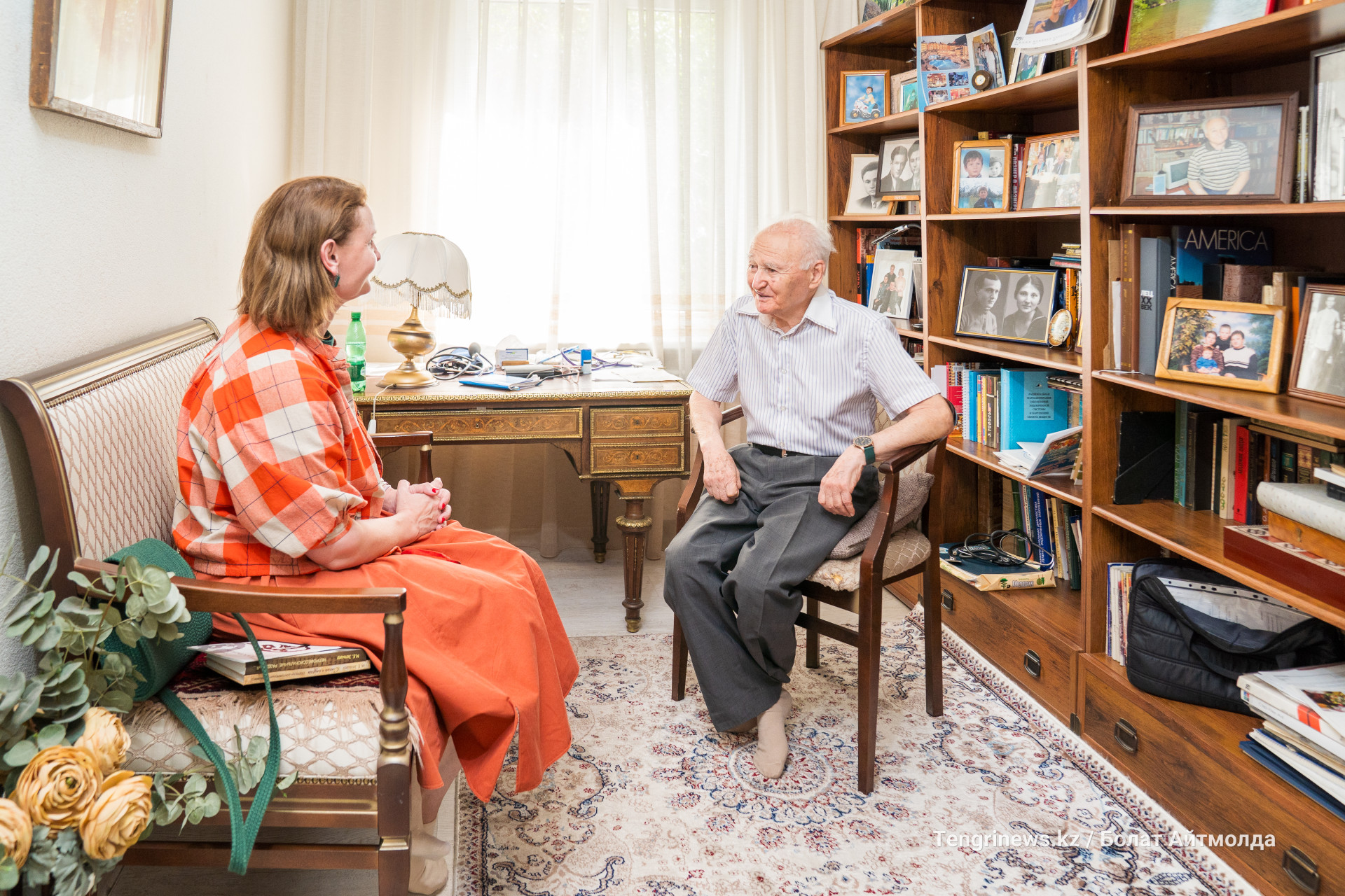 Журналист Оксана Акулова беседует с Михаилом Ефимовичем Зельцером. Фото ©️ Болат Айтмолда