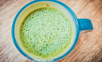 Матча: зеленый щит для печени в битве с жирной пищей и сладкими соблазнами