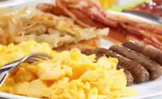 Пропуск завтрака и поздний ужин могут увеличить риск остеопороза, предупреждают японские ученые.