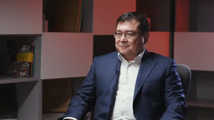 Айдын Кульсеитов, председателя правления НАО 'Фонд социального медицинского страхования', во время записи интервью в студии. Фото: ©️ Tengrinews.kz