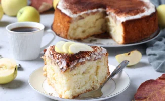 Пять рецептов шарлотки: создайте атмосферу уюта и тепла в вашем доме с помощью простого пирога.