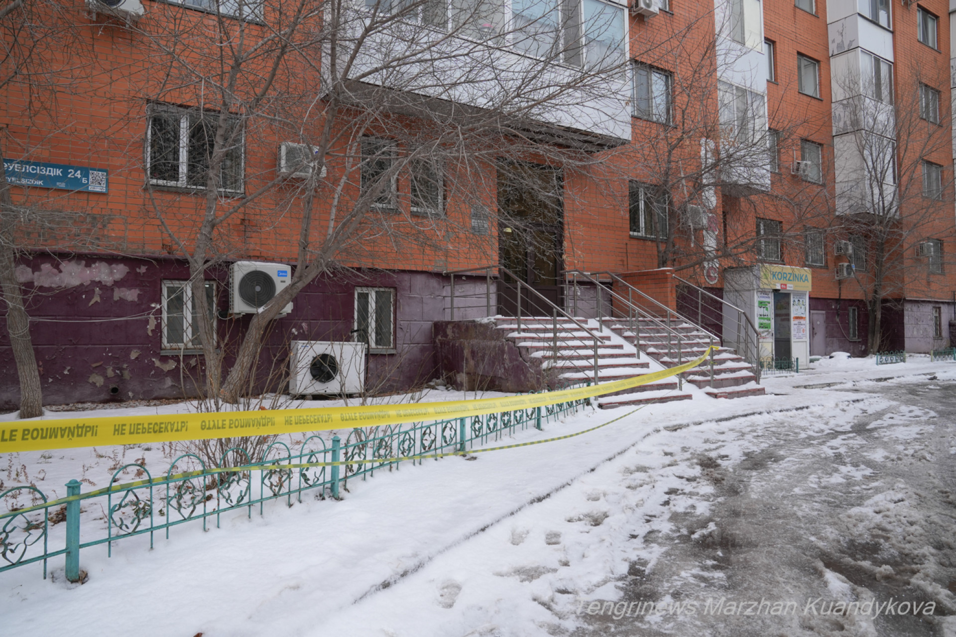 Облицовка и кондиционер рухнули с дома в Астане