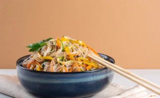 Легкие и вкусные салаты с фунчозой: идеальное решение для быстрого ужина и гармонии вкусов.