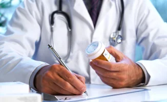 Премьер Бектенов поручил усилить контроль за ценами на лекарства для казахстанцев