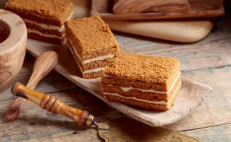 Медовик: три рецепта знаменитого русского торта с медовым ароматом и нежным кремом