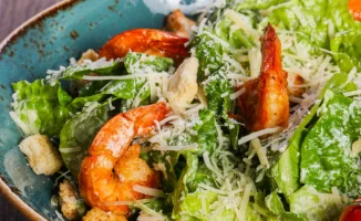 Салат 'Цезарь': Новый год в каждом листе — классика и три смелых варианта