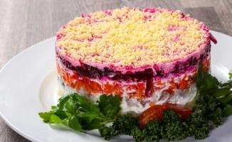 Сельдь под шубой: классический и три необычных варианта для новогоднего стола в Казахстане