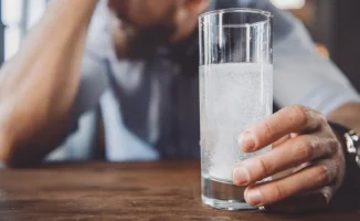 Гастроэнтеролог раскрыла секреты быстрого облегчения похмелья: продукты и напитки на помощь