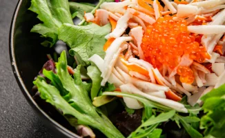 Крабовые салаты на Рождество: традиции и новые идеи для семейного стола