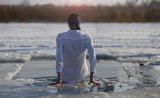 Казахстанцы ныряют в прорубь: крещенские купания в тренде