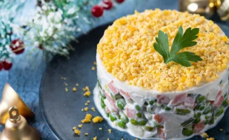 Салат 'Нежный': классический и 4 необычных варианта для международного стола