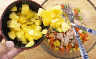 Салаты с курицей и ананасами: идеальное сочетание вкусов для вашего праздничного стола