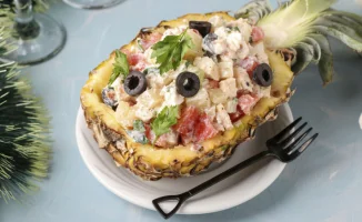 Ананасовый салат: 3 рецепта с курицей, ветчиной и креветками
