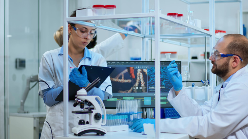 Выход США из ВОЗ: как теории заговора о лекарствах от рака влияют на общественное мнение и здравоохранение