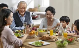 Привычка начинать еду с овощей улучшает психическое здоровье детей и их самооценку