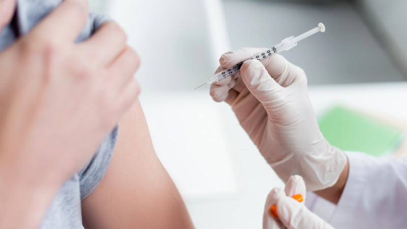 Менингит B: Тень опасности над Британией и уроки для Казахстана