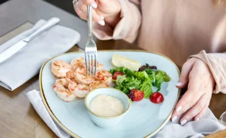 Что делать с едой из дома в кафе и ресторанах?