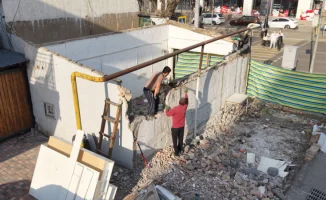 Снос помещения в Алматы: владельцы точки с самсой и незаконное строительство